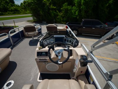 2017 Sun Tracker 22DLX Fishing Barge — photo 24 view