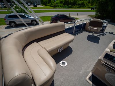 2017 Sun Tracker 22DLX Fishing Barge — photo 25 view