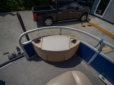 2017 Sun Tracker 22DLX Fishing Barge — photo 26 view
