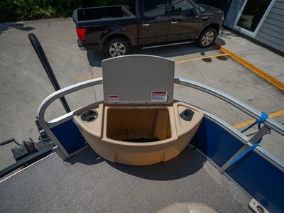 2017 Sun Tracker 22DLX Fishing Barge — photo 27 view