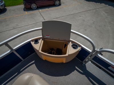 2017 Sun Tracker 22DLX Fishing Barge — photo 28 view