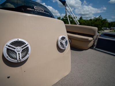 2017 Sun Tracker 22DLX Fishing Barge — photo 29 view