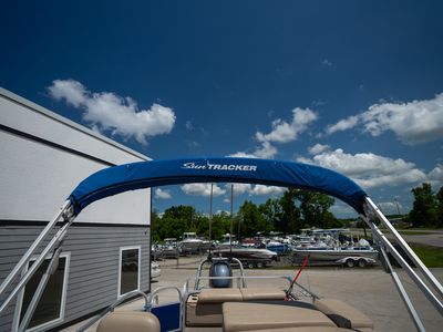 2017 Sun Tracker 22DLX Fishing Barge — photo 30 view