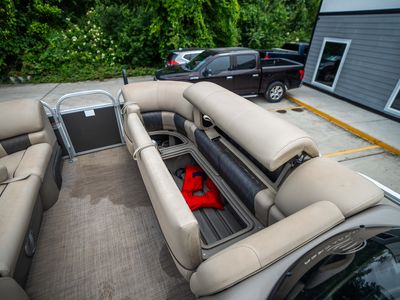 2022 Sun Tracker PARTY BARGE 20 DLX — interior view
