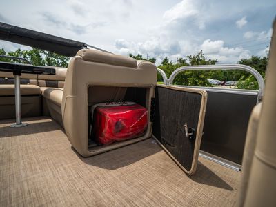 2022 Sun Tracker PARTY BARGE 20 DLX — detail view