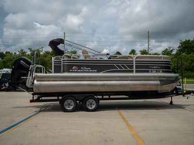2022 Sun Tracker PARTY BARGE 20 DLX — photo 10 view