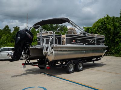2022 Sun Tracker PARTY BARGE 20 DLX — photo 11 view