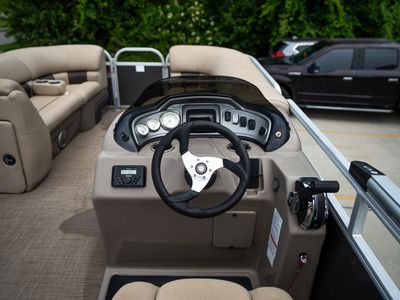 2022 Sun Tracker PARTY BARGE 20 DLX — photo 23 view