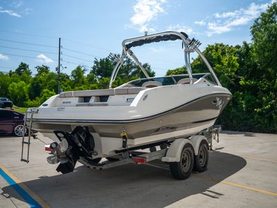 2011 Sea Ray 230SLX — detail view