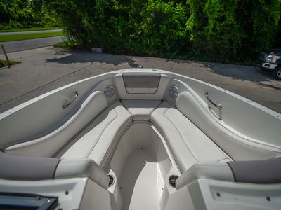 2011 Sea Ray 230SLX — photo 23 view