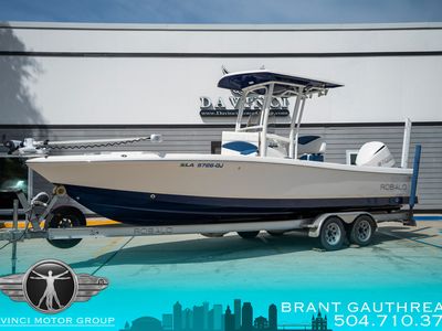 2018 Robalo 246 Cayman in White / Blue — front three-quarter view
