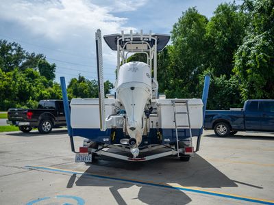 2018 Robalo 246 Cayman — interior view