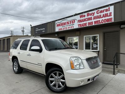2013 GMC Yukon in White — front three-quarter view