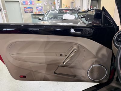 2013 Volkswagen Beetle Convertible — photo 29 view