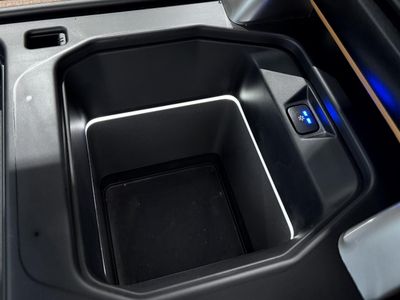 2023 Land Rover Defender — photo 27 view