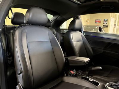 2017 Volkswagen Beetle — photo 13 view