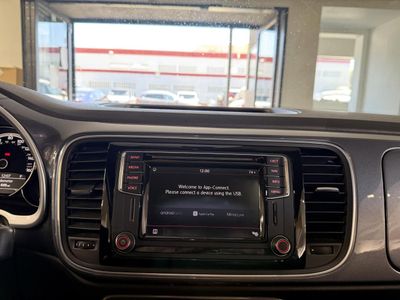 2017 Volkswagen Beetle — photo 20 view