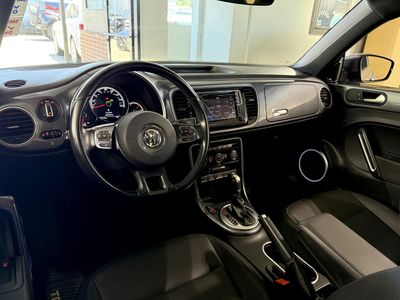 2017 Volkswagen Beetle — photo 7 view