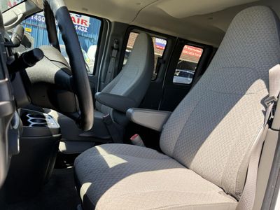 2014 Chevrolet Express 12 Passenger — photo 13 view