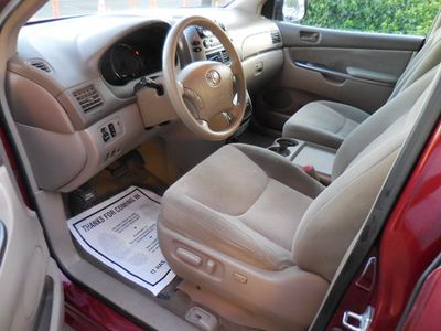 2008 Toyota Sienna — photo 10 view
