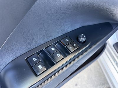 2019 Toyota Camry — photo 18 view