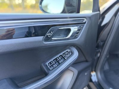2015 Porsche Macan — photo 24 view