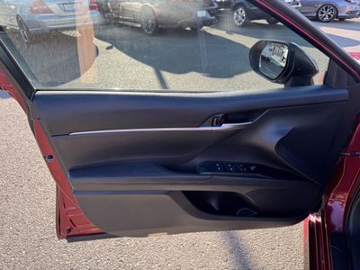 2018 Toyota Camry Hybrid — photo 9 view