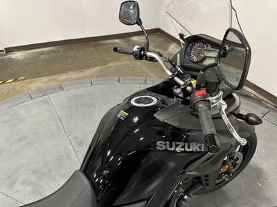 2025 Suzuki V-Strom 650 - Photo 15