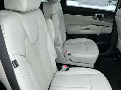 2026 Kia Sorento Hybrid — photo 8 view