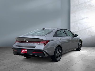2025 Hyundai Elantra - Photo 3