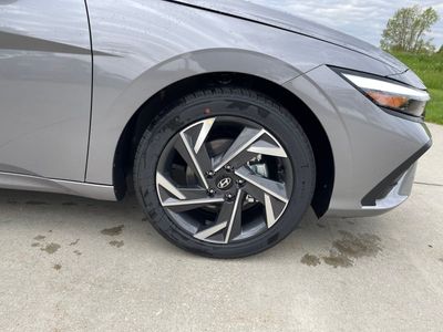 2025 Hyundai Elantra - Photo 8