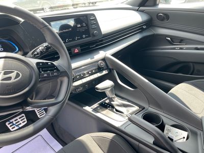 2025 Hyundai Elantra — photo 12 view