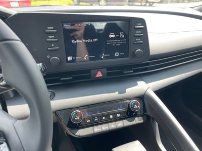2025 Hyundai Elantra — photo 14 view