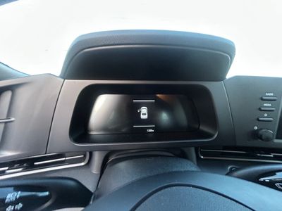2025 Hyundai Elantra — photo 10 view