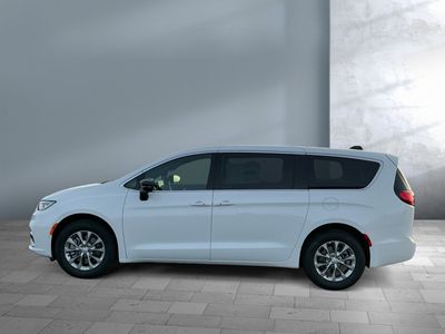 2026 Chrysler Pacifica — photo 7 view