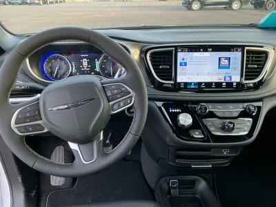 2026 Chrysler Pacifica — photo 9 view