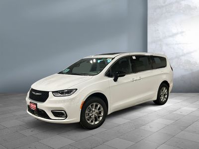 2026 Chrysler Pacifica — front three-quarter view