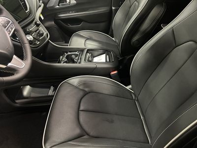 2026 Chrysler Pacifica — photo 14 view