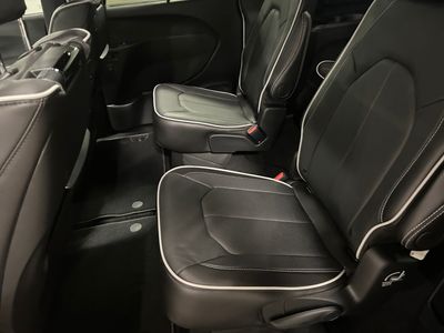 2026 Chrysler Pacifica — photo 7 view