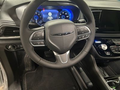 2026 Chrysler Pacifica — photo 10 view