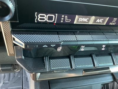 2025 GMC HUMMER EV Pickup — photo 11 view