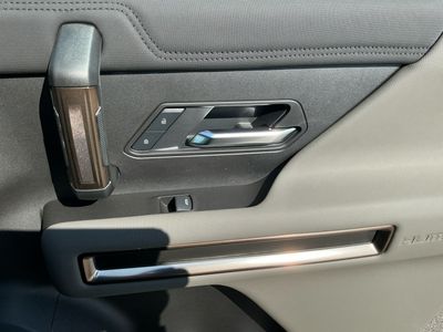 2025 GMC HUMMER EV Pickup — photo 9 view