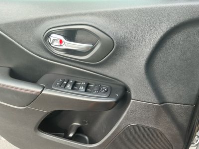 2020 Jeep Cherokee — photo 15 view