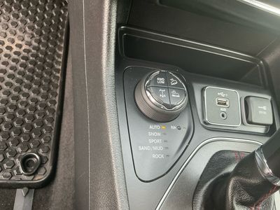 2020 Jeep Cherokee — photo 8 view
