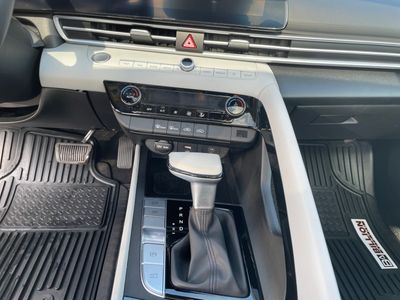 2025 Hyundai Elantra - Photo 15
