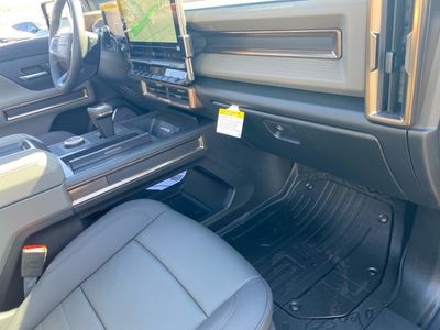 2024 GMC HUMMER EV SUV — photo 8 view
