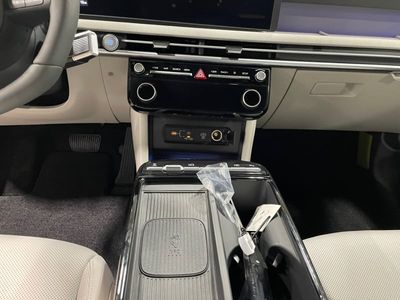 2026 Hyundai Tucson Hybrid — photo 8 view