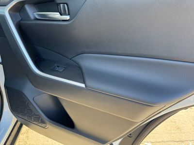 2025 Toyota RAV4 — photo 13 view