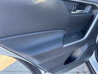 2025 Toyota RAV4 — photo 14 view