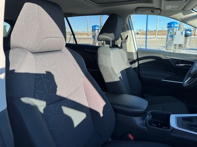 2025 Toyota RAV4 — photo 15 view